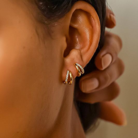 Orecchini a cerchio aderenti con placcatura in oro 14K