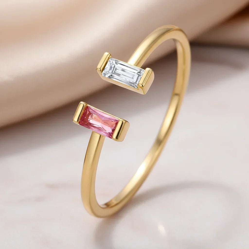 Anello dorato regolabile con pietra portafortuna e zircone cubico