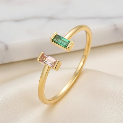 Anello dorato regolabile con pietra portafortuna e zircone cubico