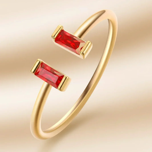 Anello dorato regolabile con pietra portafortuna e zircone cubico