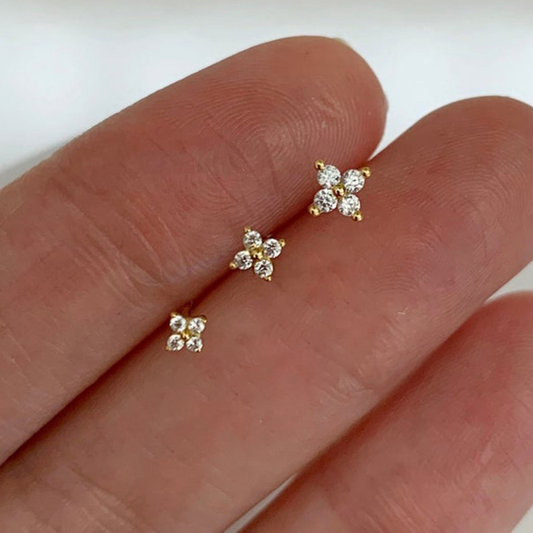 Orecchini a lobo a fiore dorati con zirconi cubici ispirati alla pietra portafortuna di aprile