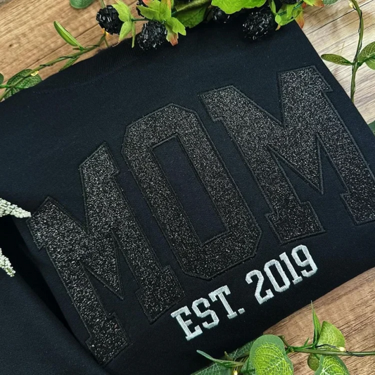 Sudadera con capucha tipo pulóver bordada con «Mama Mom Wifey»