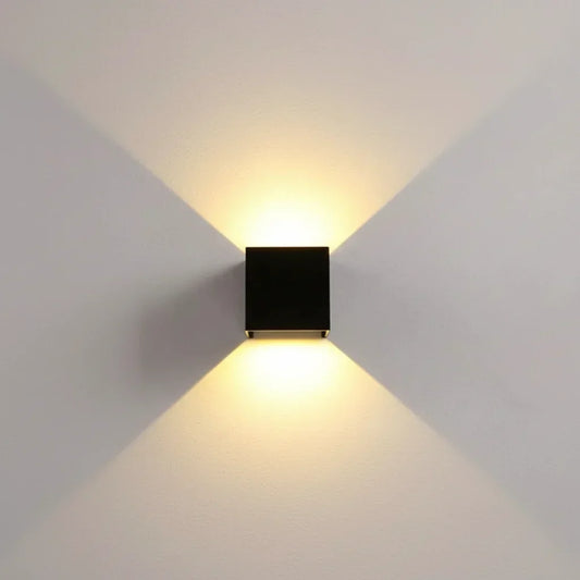 Wiederaufladbare LED-Wandleuchte in Würfelform mit Bewegungssensor, warmweißes Innenlicht