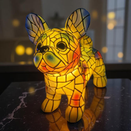 Tiffany-inspirierte Hundefigur aus Buntglas als Tischlampe, warmes Akzentlicht und Dekoration