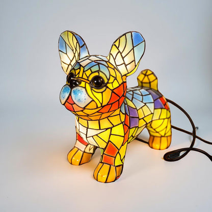 Tiffany-inspirierte Hundefigur aus Buntglas als Tischlampe, warmes Akzentlicht und Dekoration