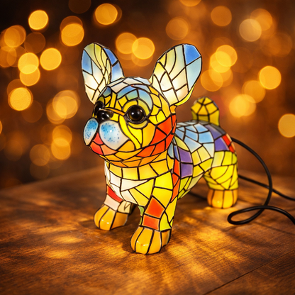 Tiffany-inspirierte Hundefigur aus Buntglas als Tischlampe, warmes Akzentlicht und Dekoration
