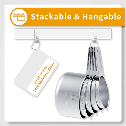 Set aus Messbechern und Messlöffeln aus Edelstahl zum Backen und Kochen in der Küche