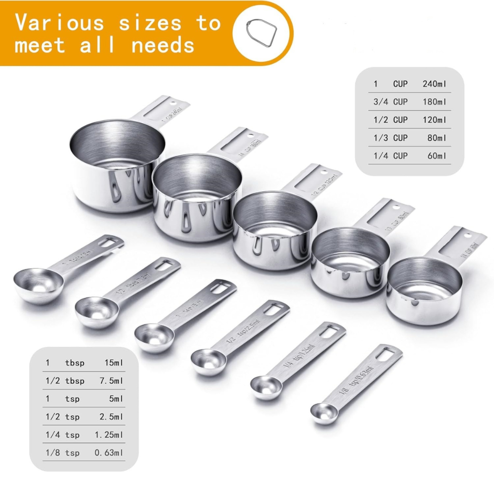 Set aus Messbechern und Messlöffeln aus Edelstahl zum Backen und Kochen in der Küche