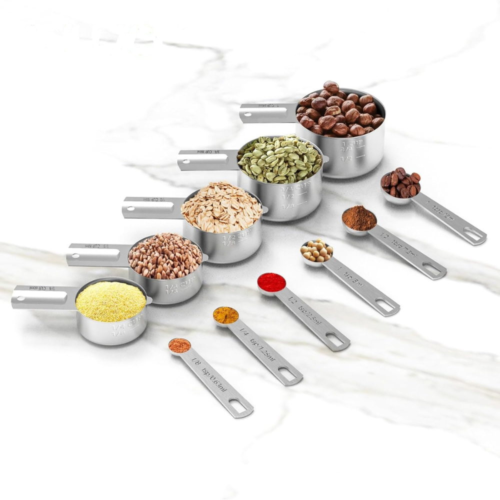 Set aus Messbechern und Messlöffeln aus Edelstahl zum Backen und Kochen in der Küche