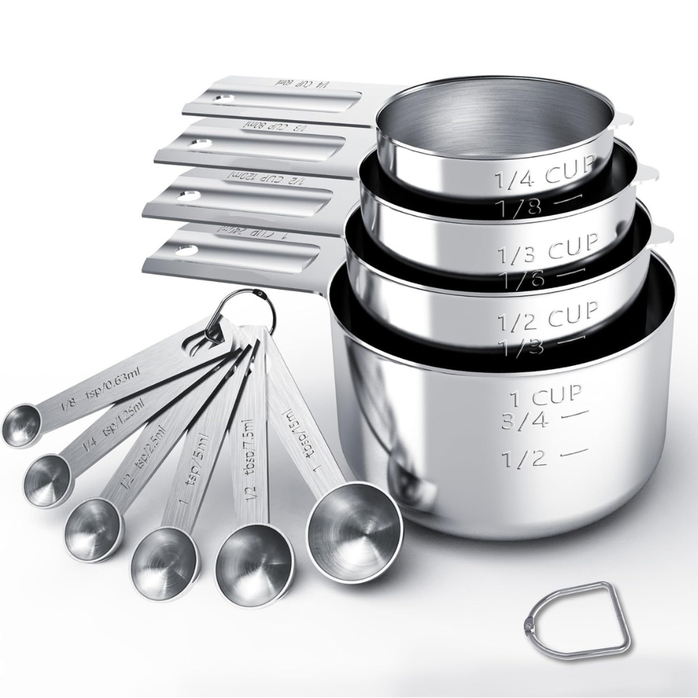 Set aus Messbechern und Messlöffeln aus Edelstahl zum Backen und Kochen in der Küche