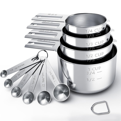 Set aus Messbechern und Messlöffeln aus Edelstahl zum Backen und Kochen in der Küche