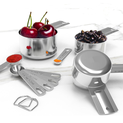 Set aus Messbechern und Messlöffeln aus Edelstahl zum Backen und Kochen in der Küche
